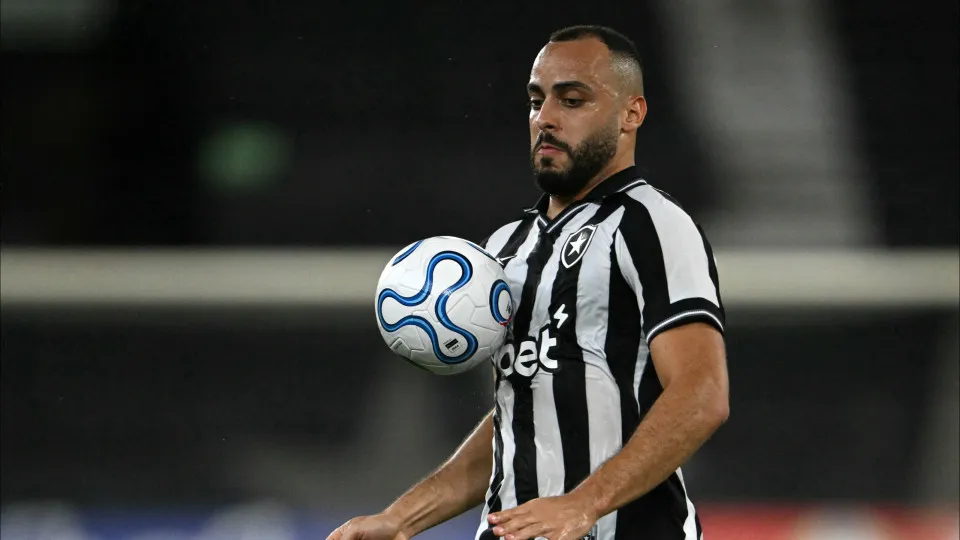 Botafogo peca na pontaria e só empata com Caracas na estreia de Franclim